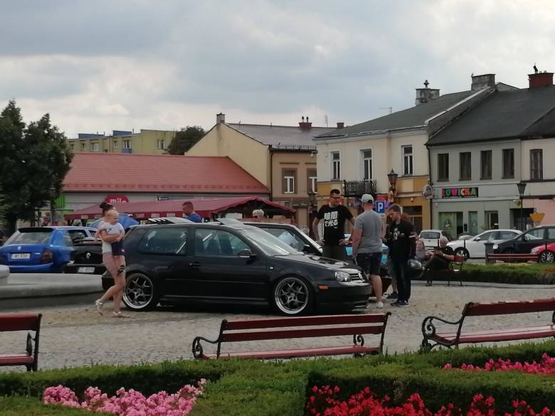 Pasjonaci samochodowego tuningu zjechali się do Łowicza [ZDJĘCIA]