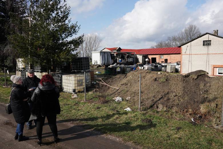 W małej miejscowości Szołajdy w powiecie kolskim mieszkańcy każdego dnia budzą się z obawą, że odpady nielegalnie składowane na jednej z sąsiednich działek,