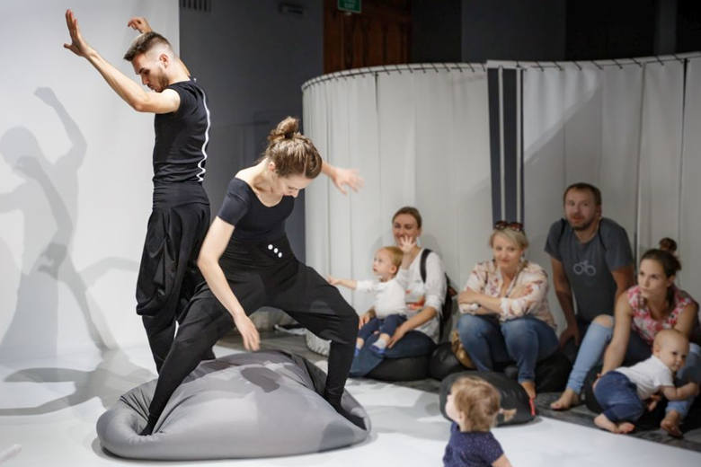 Poznański Teatr Animacji przyjedzie ze spektaklem „LABirynt 2.0”. Tancerze przeprowadzą naj-najny i rodziców przez instalację labiryntu, którego wszystkie