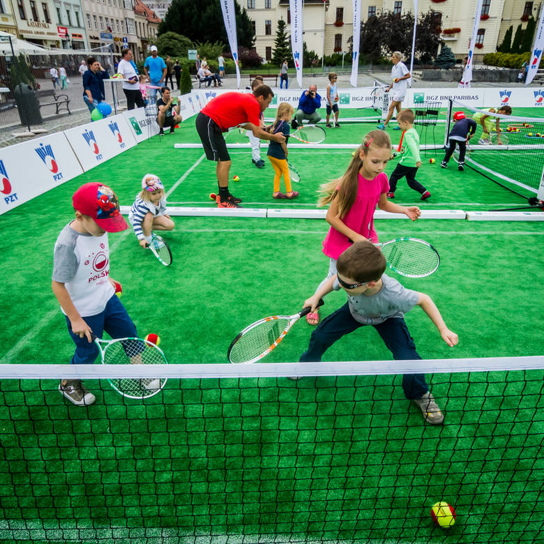 Organizatorzy zadbali o to, by każdy mały zawodnik poczuł się jak prawdziwy tenisista. Dzieci zostały wyposażone w sprzęt tenisowy, a trenerzy uczyli je odpowiedniego zachowania na korcie.