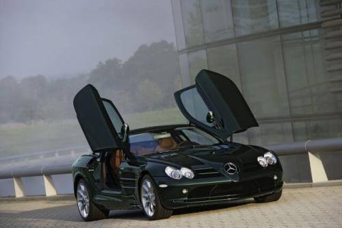 Fot. Mercedes-Benz: Drzwi otwierane na kształt skrzydeł to znak rozpoznawczy Mercedesa SLR McLaren.