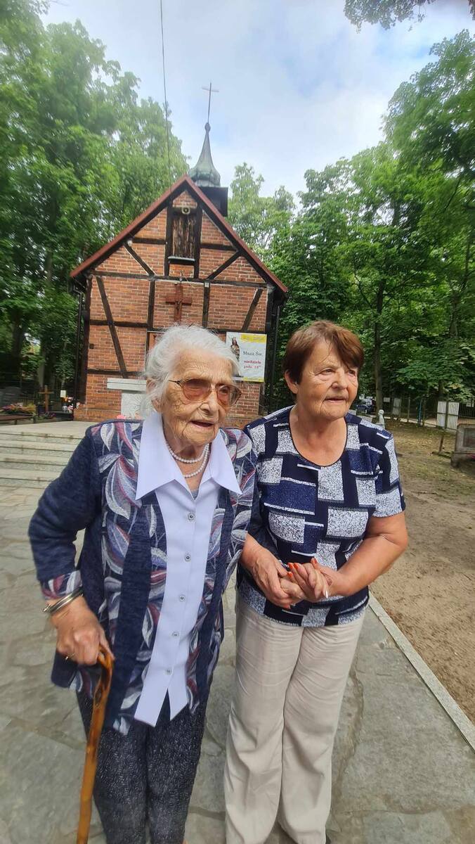 Pani Aurealia Liwińska z Toruniu w lipcu br. skończyła 106 lat! Urodziny świętowała na toruńskiej Barbarce. Znów zachwycała formą i elegancją. A przypomnijmy,