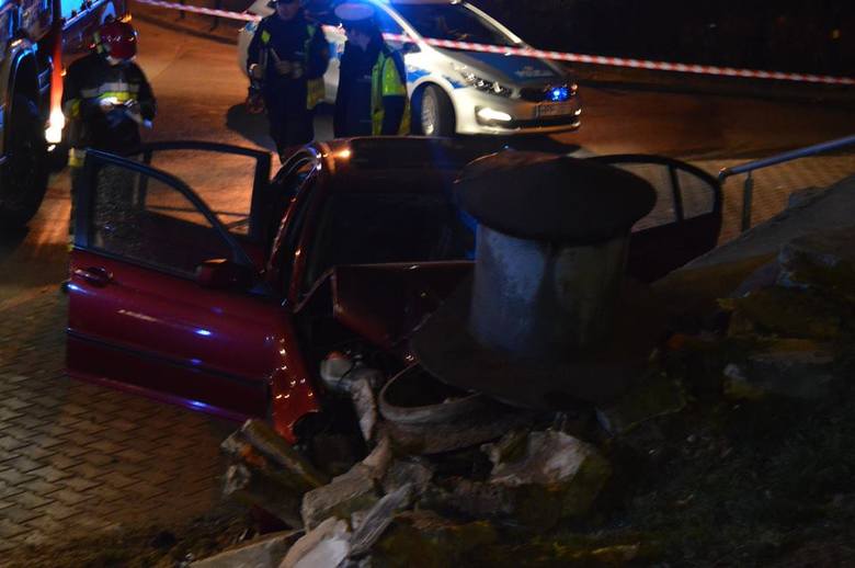 Wypadek w Jastrzębiu: Wjechał BMW w studzienkę