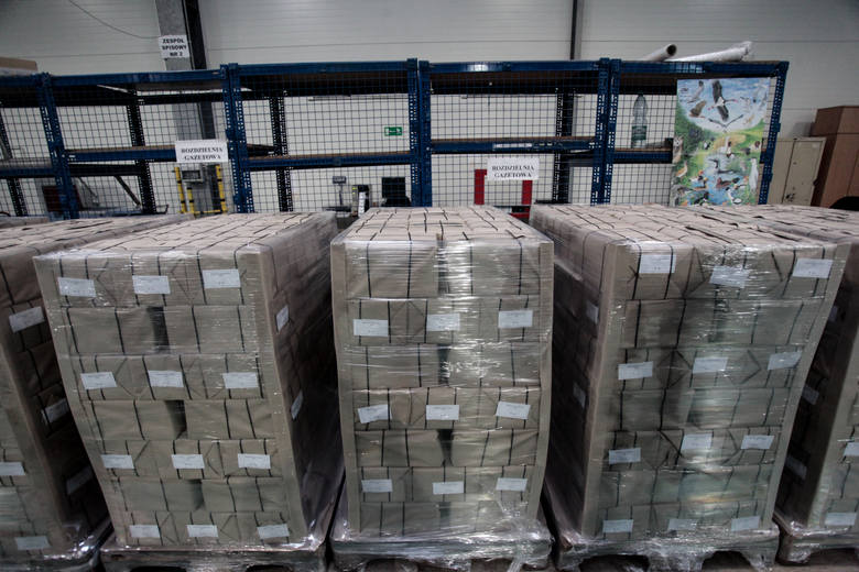 Maszyna sortuje aż 45 tys. listów i kartek na godzinę. Na taśmie układają je pracownice WER-u.