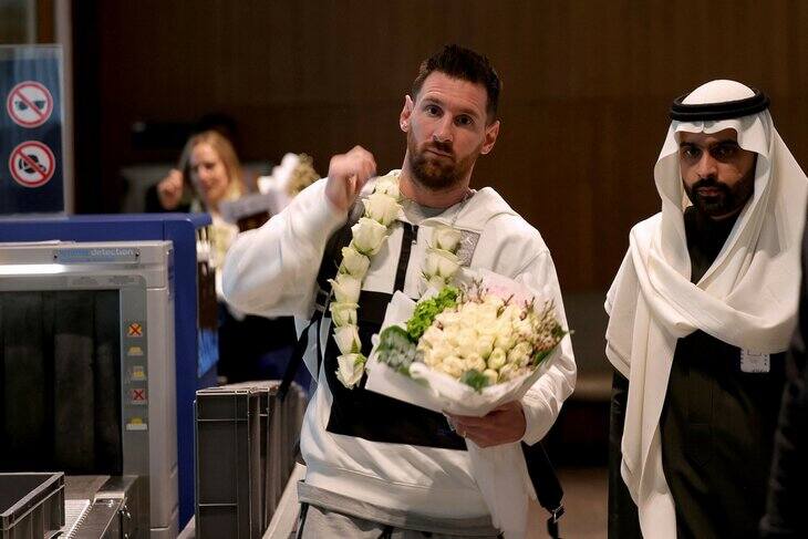 Leo Messi z naręczem białych róż witany przez Saudów na lotnisku w Rijadzie