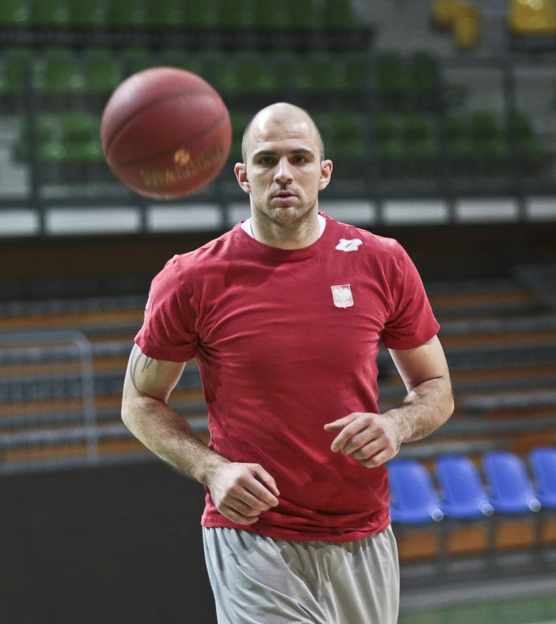 Szymon  Szewczyk w grudniu skończy 34 lata. Pochodzi ze Szczecina.  Wielokrotnie występował w reprezentacji Polski.