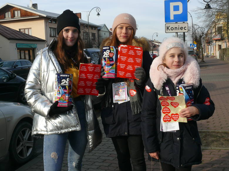 W Białobrzegach od rana kwestują (od lewej) Dominika Tamioła, Weronika Duranc i jej młodsza siostra Natalia. Dziewczynki są uczennicami białobrzeskiejs