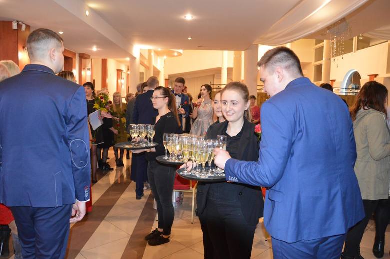 Studniówka uczniów Zespołu Szkół Ponadgimnazjalnych nr 3 w Łowiczu odbyła się w restauracji Szkiełka