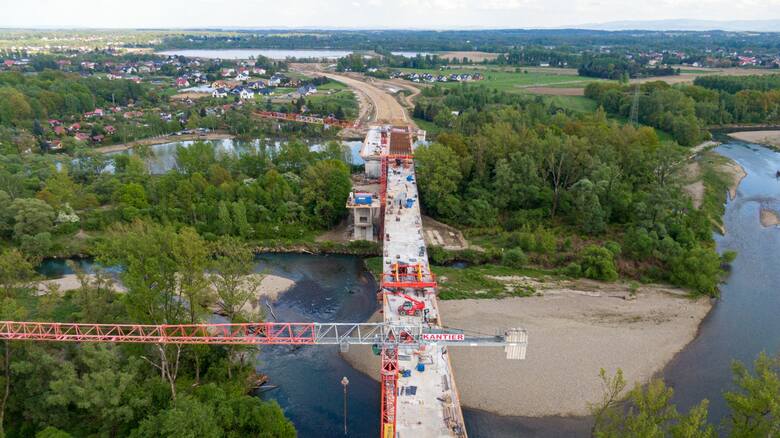 Most nad Sołą w Oświęcimiu budowany jest techniką – nawisową. Obecnie trwają prace przy budowie drugiej nitki mostu