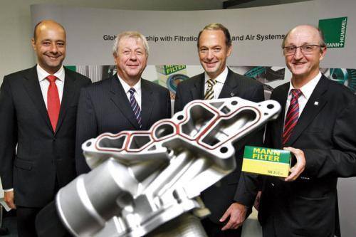 Na zdjęciu od lewej: Frank B. Jehle – dyrektor ds. handlowych, dr Dieter Seipler – dyrektor generalny koncernu oraz dyrektor Działu Urządzeń Przemysłowych