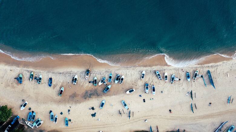 Plaża nad zatoką Arugam na Sri Lance. Sri Lanka przyciąga pracowników zdalnych niskimi kosztami utrzymania, nawet ok. 2700 zł miesięcznie.