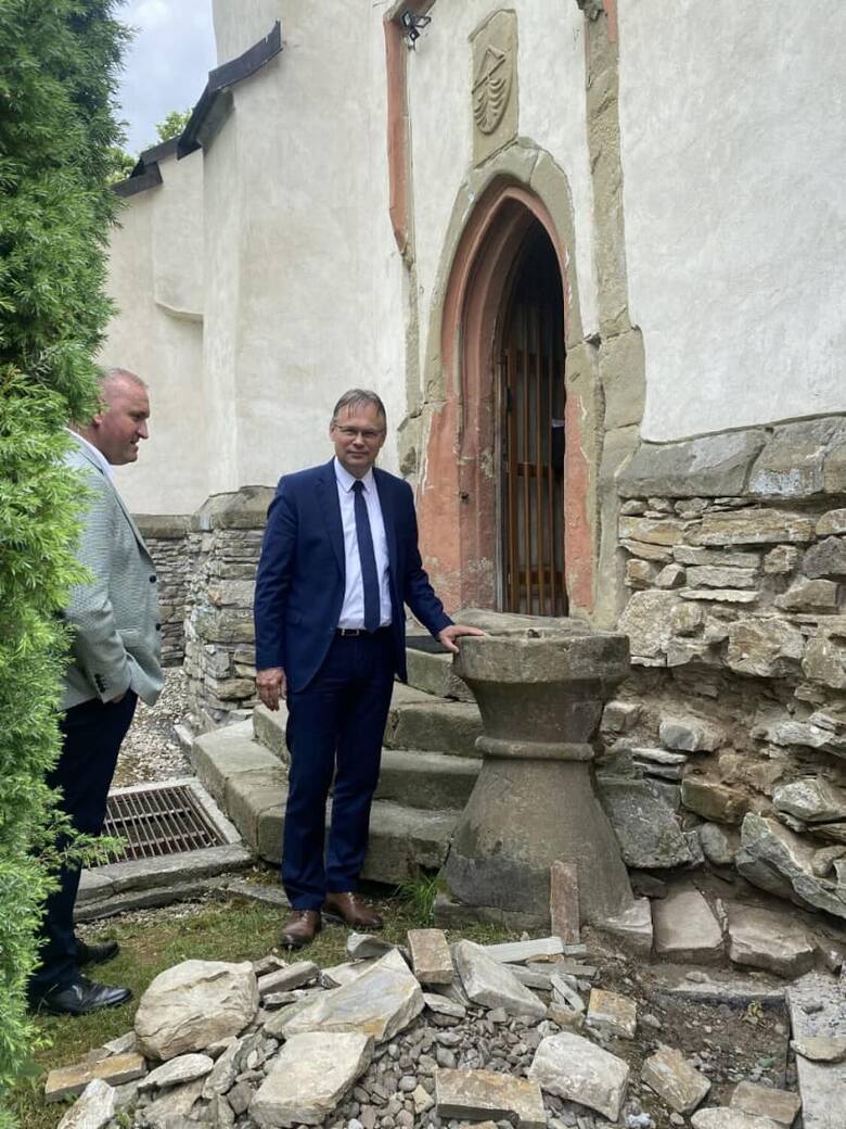 Zabytkowe fundamenty kościoła w Zbyszycach zostaną umocnione