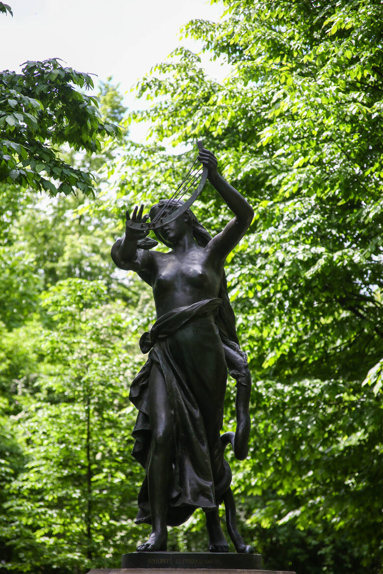 Pomnik Lilli Wenedy na Plantach, podarowany miastu przez Henryka Jordana
