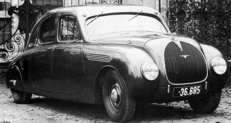 Skoda 935 - jeden z dwóch prototypów. Ten, który w latach 60. odnaleziono na Słowacji, ma inną ozdobną kratkę nad przednim kołem