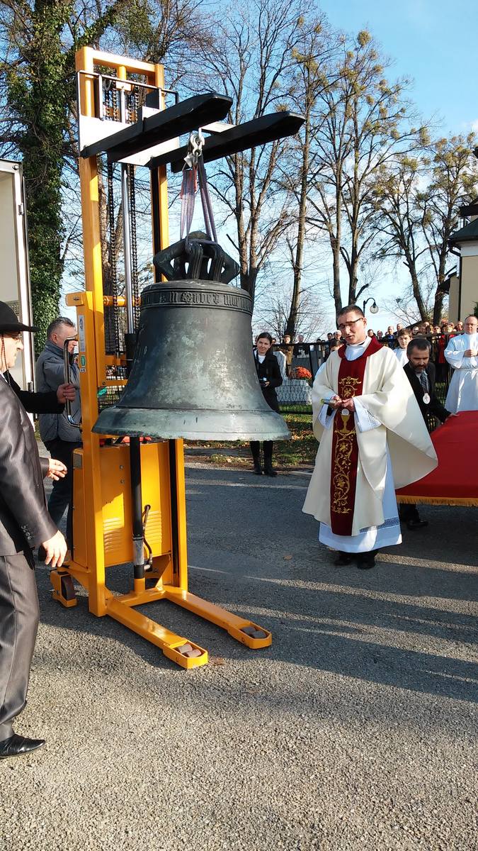 Simoradz: Zrabowany w czasie wojny dzwon wrócił dzisiaj do parafii [FOTORELACJA]