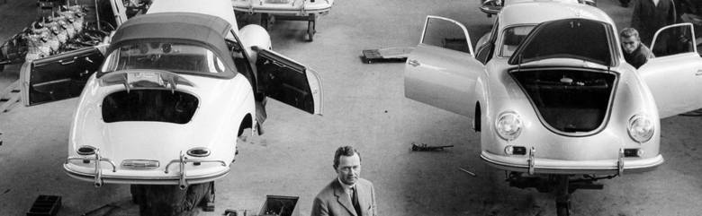 Rok 1947. Przed letnim domem w Gmünd stoi prototyp o oznaczeniu 356/1. Przy nim (od prawej): Ferdinand Porsche, Ferry Porsche i Erwin Komenda
