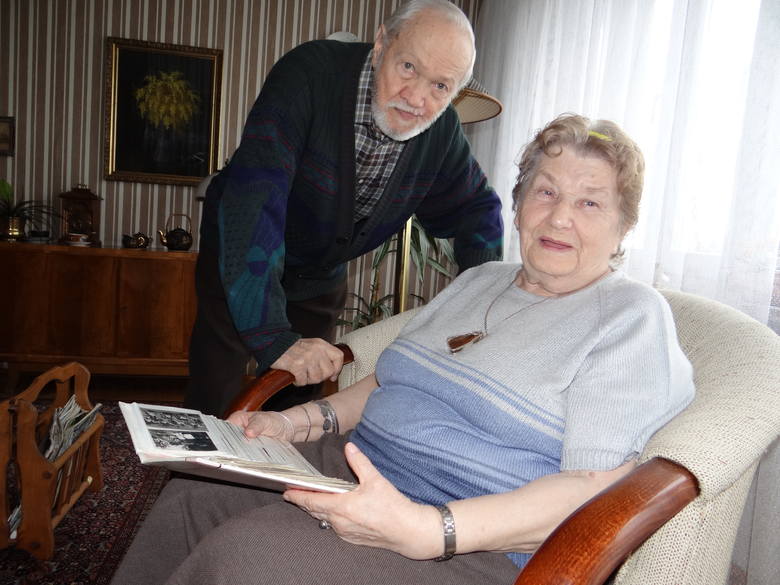 Pani Teresa, prywatnie żona dr Tadeusza Kurzawy, znanego w Skierniewicach lekarza-ginekologa i seksuologa (oboje na zdjęciu)  nie lubi wracać pamięcią do strasznych dni sprzed ponad 70 lat