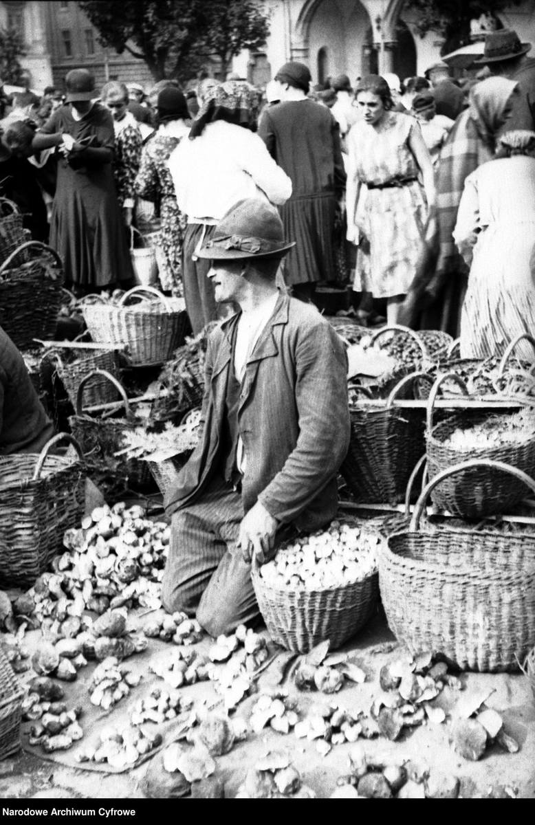 <strong>1931</strong><br /> <br /> Sprzedaż grzybów w Krakowie.<br />  <br />  