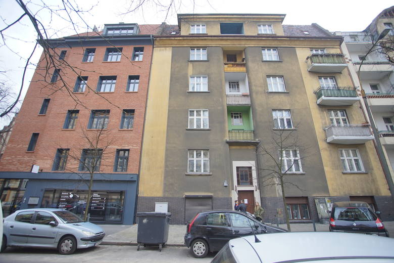 Po lewej budynek hotelu przy Limanowskiego 15. Po prawej kamienica wciąż należąca do Romana Maciejowskiego, uciekiniera z Polski