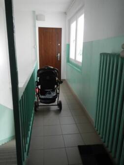Pozostawienie wózka dziecięcego na klatce schodowej w wąskim przejściu jest wbrew przepisom przeciwpożarowym.