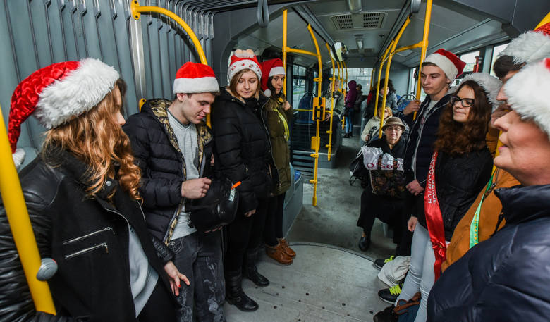 Kolędników z Zespołu Szkół Handlowych w Bydgoszczy można było spotkać wczoraj w miejskich autobusac