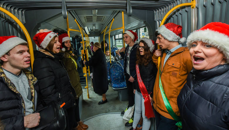 Kolędników z Zespołu Szkół Handlowych w Bydgoszczy można było spotkać wczoraj w miejskich autobusac