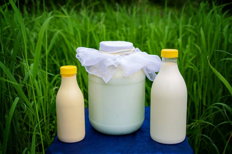 Mleko najczęściej jest sprzedawane w litrowych szklanych lub plastikowych butelkach. Zdarzają się ogłoszenia 5-6 litrowych worków mleka.