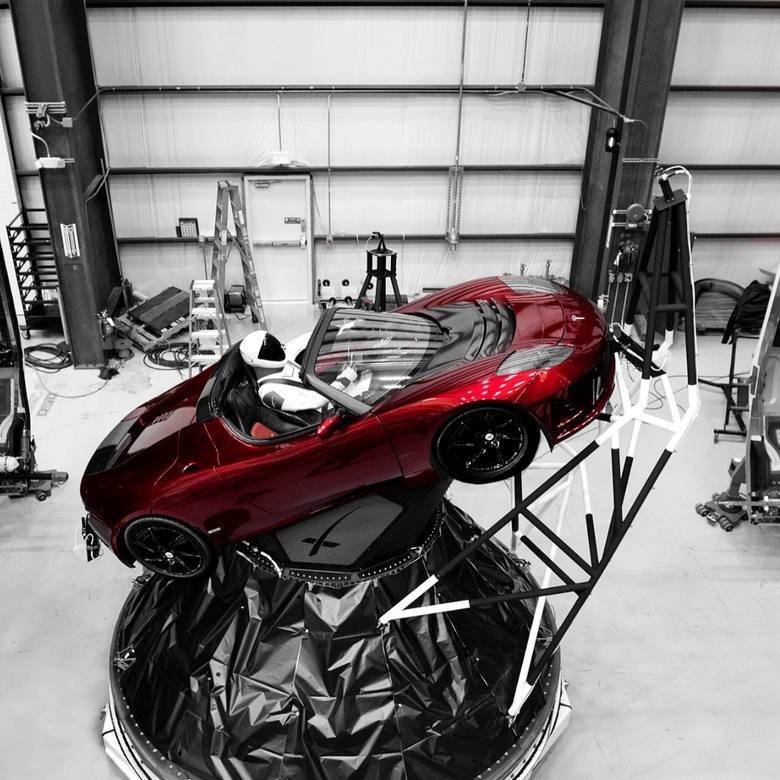 Tak wygląda Tesla Roadster. Samochód osadzony został w elemencie, który znalazł się wewnątrz rakiety Falcon Heavy.