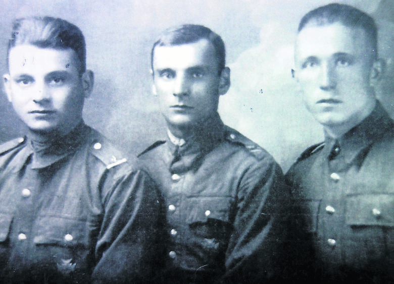 Pan Władek w wojskowym mundurze (pierwszy od prawej)