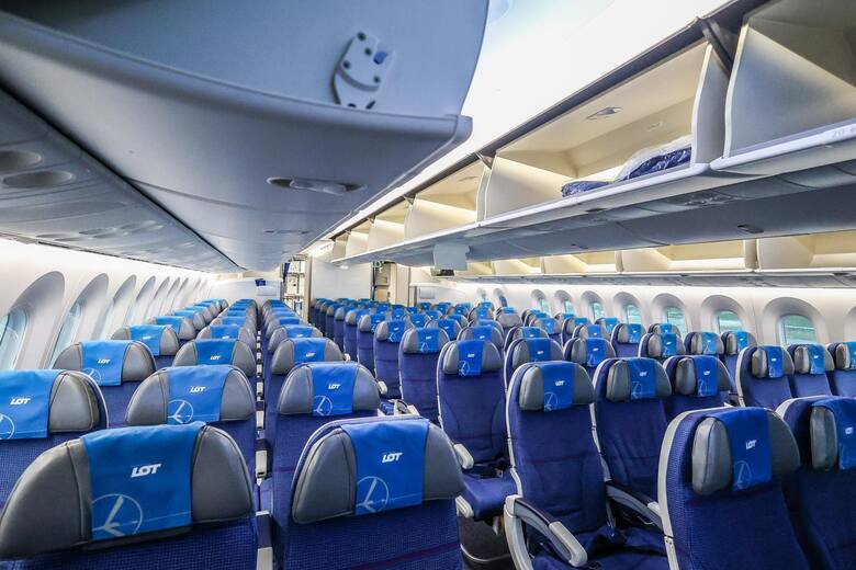 Chociaż środkowy fotel w rzędzie uchodzi za najmniej wygodny, to właśnie tego rodzaju miejsca w tylnej części samolotu są najbezpieczniejsze.