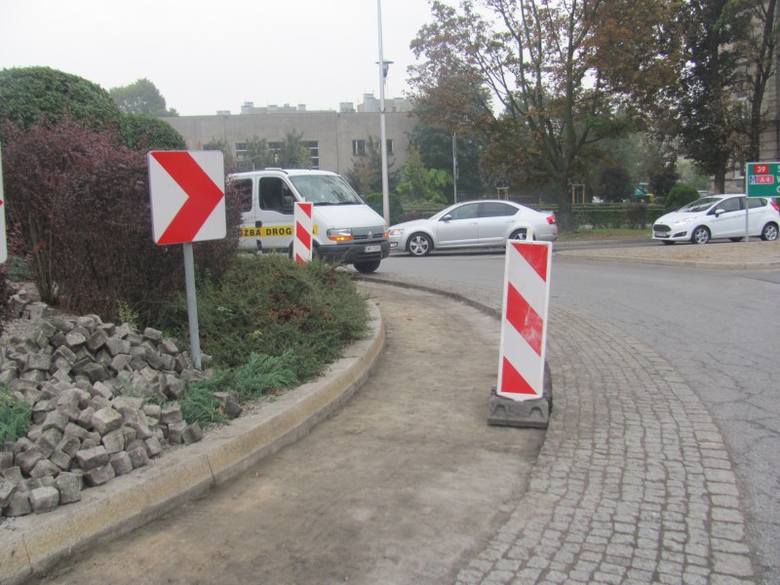 Pod koniec września ruszyły prace przy remoncie ronda „Solidarności” w ciągu drogi krajowej nr 39 w Brzegu.