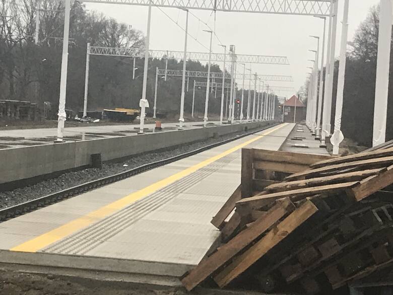Tak przebiegają prace modernizacyjne na linii Czerwieńsk Zbąszynek na stacjach kolejowych w Sulechowie i w Babimoście - luty 2022 r.