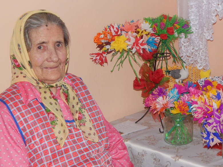 Waleria Wilczek z Miłowa ma 95 lat, bez żadnych problemów tworzy piękne kompozycje kwiatowe.