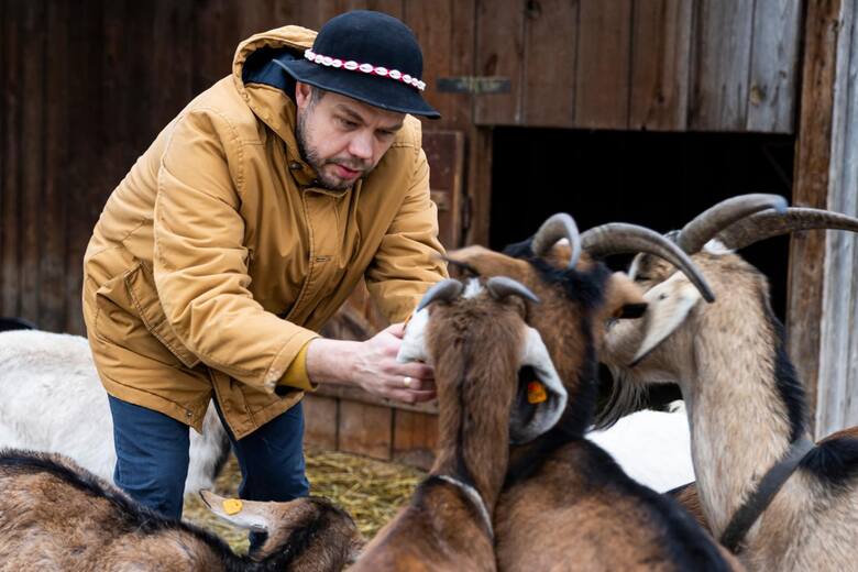 Jarosław Strusiński od 4 lat prowadzi w Zelkowie górskie gospodarstwo, w którym hoduje kozy. W tym roku został zawodowym bacą