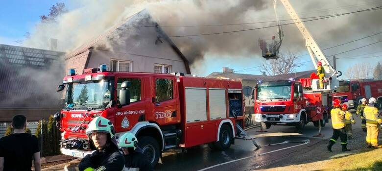 Strażacy dwa razy w ciągu kilku godzin byli wzywani do pożaru budynku w Sułkowicach (gm. Andrychów)