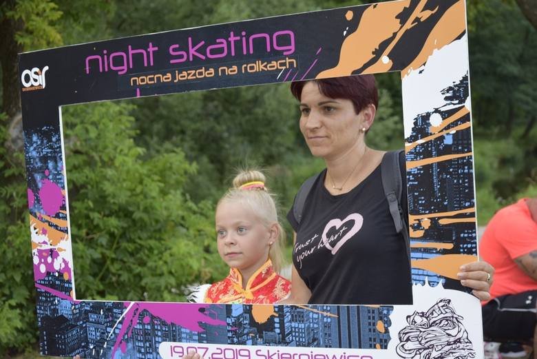 Night Skating, czyli nocny przejazd na rolkach ulicami Skierniewic rozpoczął się w piątek, 19 lipca, na ul. Podrzecznej. Rolkarze mieli do pokonania ośmiokilometrową trasę. Organizatorem wydarzenia jest Ośrodek Sportu i Rekreacji oraz Skierniewickie Stowarzyszenie Sportów Ekstremalnych.