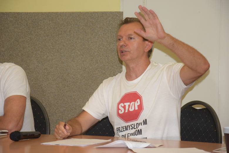 Na zdjęciach komitet protestacyjny na spotkaniu z mieszkańcami Szelejewa
