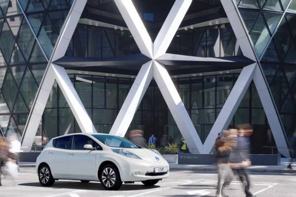 Nissan oraz pracownia architektoniczna Foster + Partners.wspólnie projektują stację paliw przyszłości. Celem przedsięwzięcia jest zbadanie wpływu technologii