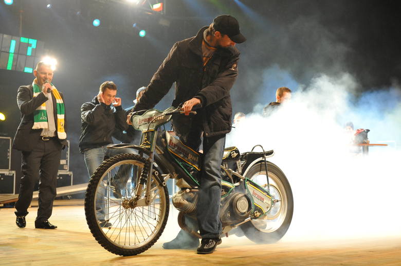 W marcu 2009 Rafał Dobrucki przejął motor od juniora i spalił gumę na deskach amfiteatru. Na zapleczu ktoś zakosił kurtkę Nielsa Kristiana Iversena i