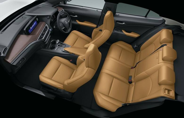 Lexus UX Brown Edition Charakterystyczną odmiany Brown Edition są elementy wykończeniowe w brązowym kolorze. Samochód otrzymuje również bardzo bogate