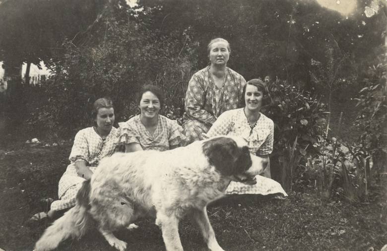 Podhajce, rok 1935. Maria z Wojciechowskich Zarębina (druga z lewej) ze świekrą Zofią Zarębiną, szwagierkami Aliną (z lewej) i Zofią (z prawej) oraz psem Barym<br /> 
