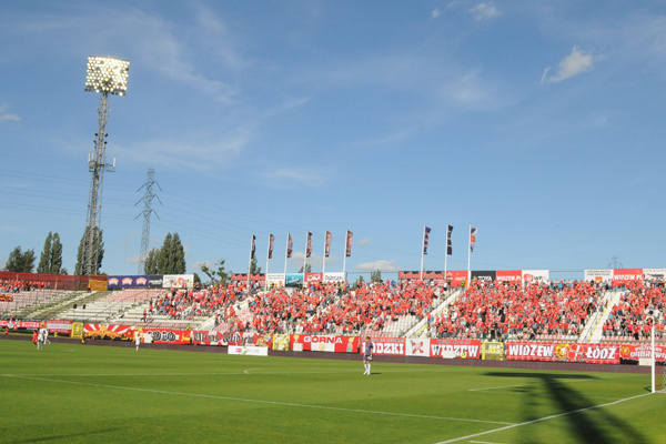Podczas ostatniego spotkania Widzewa z Polonią Warszawa wiele miejsca na stadionie świeciło pustkami.    