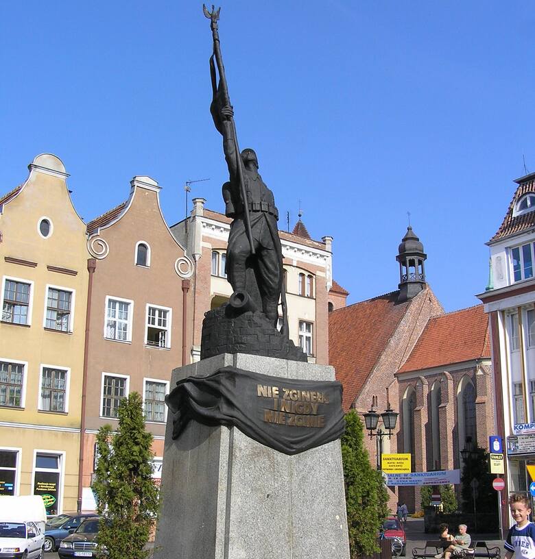 Tak Pomnik Żołnierza Polskiego prezentował się przed rokiem 2010, gdy stał na starym cokole