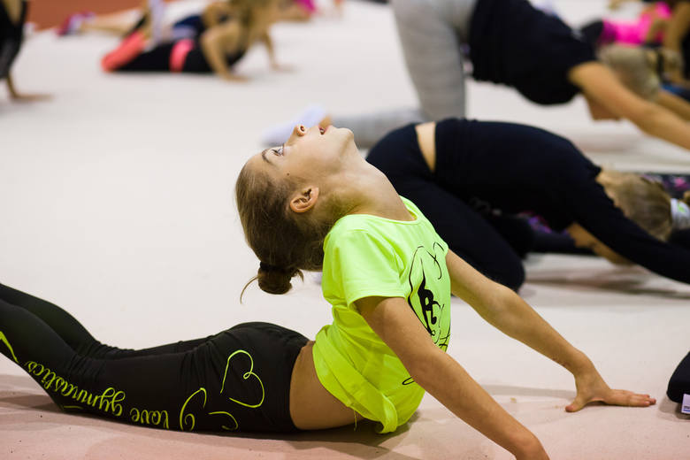  Pod okiem Anny Sokołowskiej, w trzech grupach zaawansowania, gimnastykę trenuje ponad sto dziewczynek w wieku od 4 do 12 lat