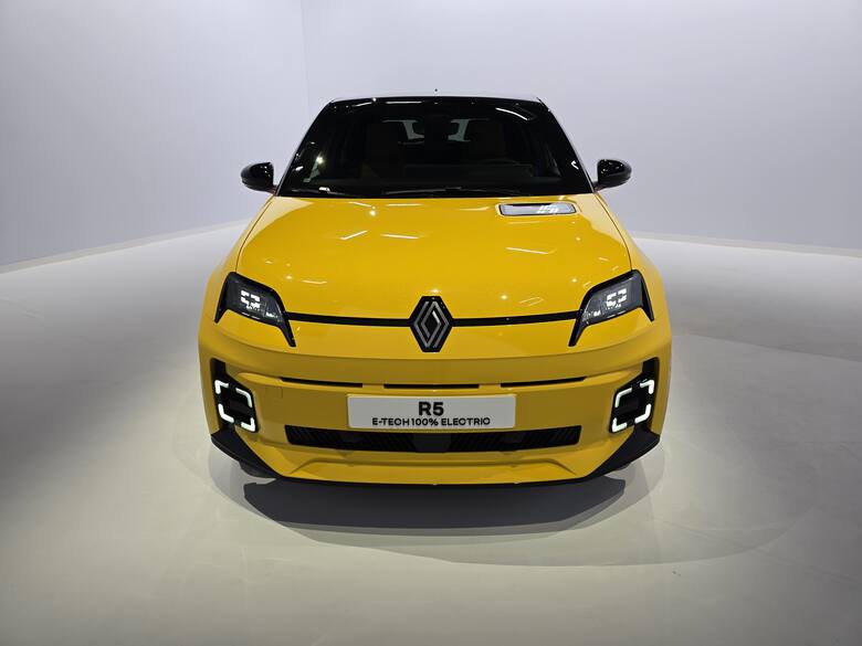 Renault 5 E-Tech to naprawdę ciekawa propozycja w nieco podupadającym segmencie B. Podobnie jak jego poprzednik, jest on wyrazem odpowiedzialnej i radosnej