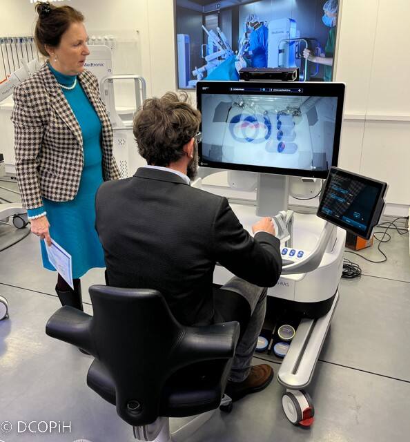 Chirurdzy z DCOPiH mieli okazję testować robota w mobilnej pracowni.