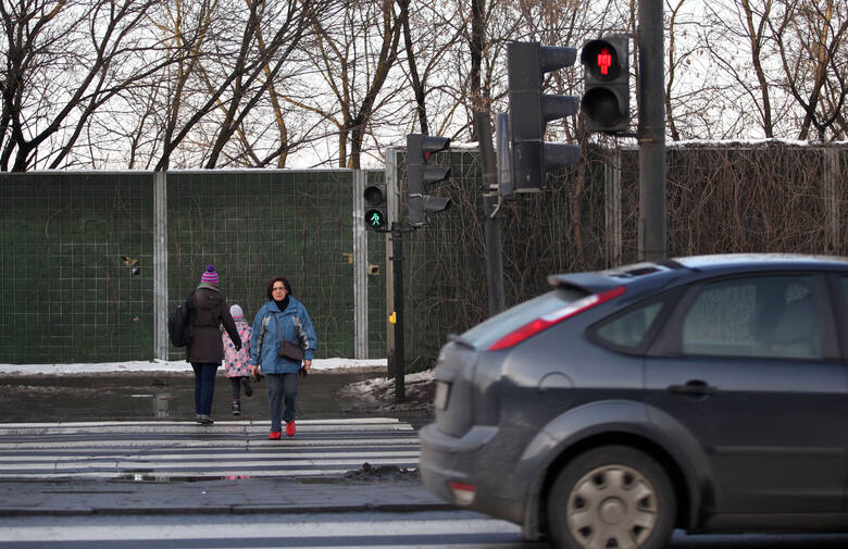 Mieszkańcy chcą, aby zielone na przejściu przez ulicę Opolską zapalało się dla obu pasów równocześnie, a nie tak, jak jest obecnie Fot: Andrzej Bana