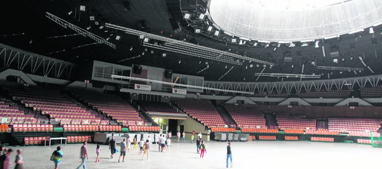 Główna arena Spodka. Widownia - 35 sektorów, w tym specjalny sektor VIP-   może pomieścić 11.550 widzów, część siedzeń jest wysuwanych na płytę hali 