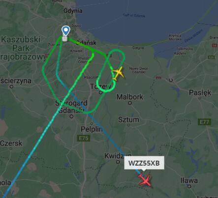 Problemy z lądowaniem na lotnisku w Gdańsku. Jeden lot skierowano do Warszawy