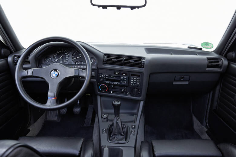 BMW E30Małe BMW najlepiej ocenić okiem ignoranta, który nic nie wie o marce z Monachium, a przełom lat 80. i 90. spędził w bibliotece. Wówczas z łatwością